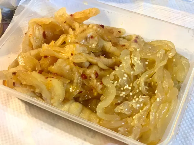 海蜇拼泰式鳳爪