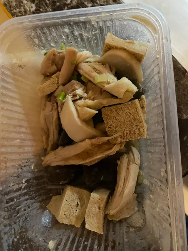 以前成日食啲份量又多又入味，後來搬佐之後都勁難食得返，今日咁啱入屯門順便打算買一個外賣食，點知份量少到我以為係人地食淨，仲要雞胸真係好柴好難咬，完全退步曬，咁嘅價錢我食其他仲抵