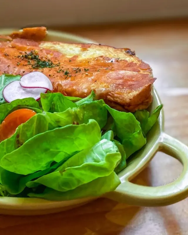 慢煮蛋乳酪配烤芝士麵包