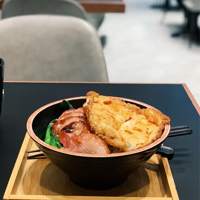 美國穀飼叉燒煎蛋飯