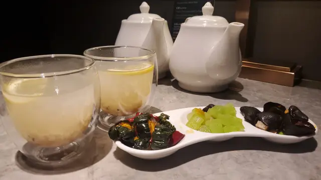 餐前小吃一共有三種：醃青瓜、萵筍及木耳。套餐包括飲品，選擇了熱檸檬薏米水。