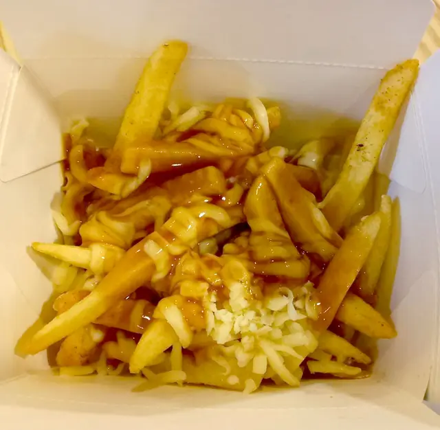 肉汁芝士薯條配汽水