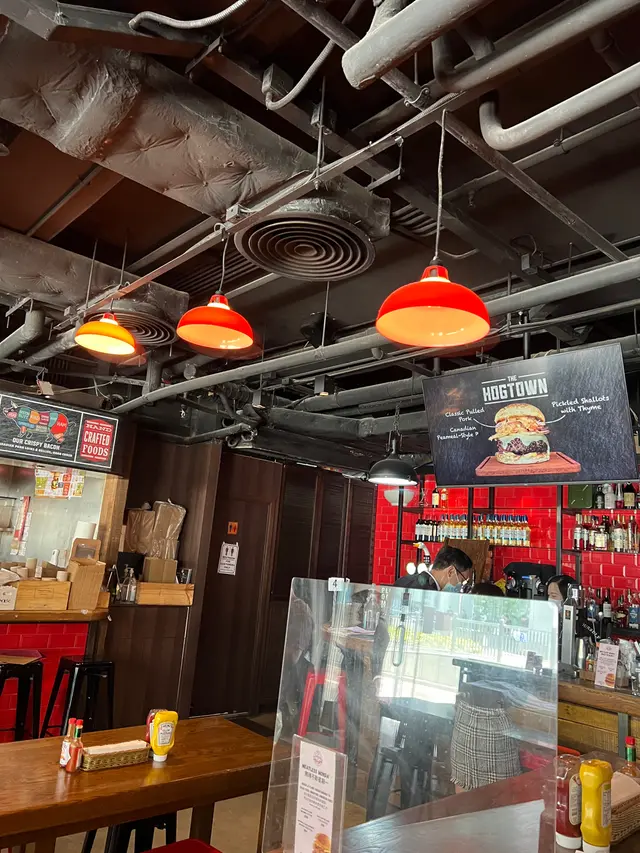 餐廳好大塵,可能門口就是馬路