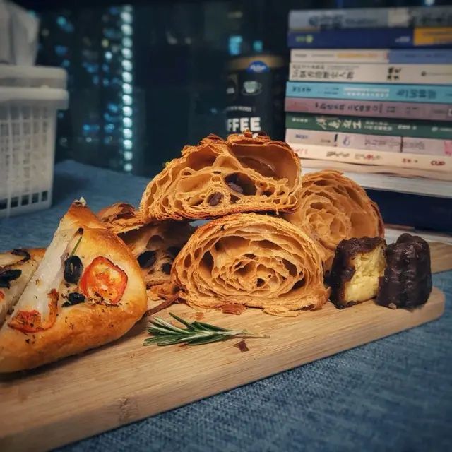 有酸種牛角包/朱古力丹麥酥/可麗露/酸種意式麵包