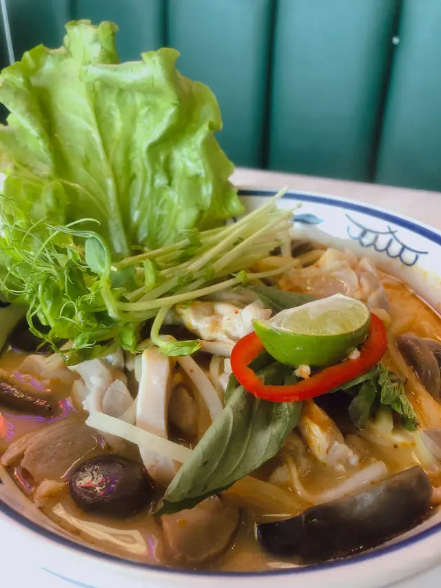 苗族椰汁淡咖喱雞肉湯米