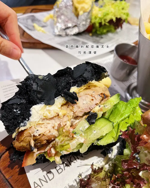 香煎雞扒配忌廉芝士竹炭漢堡及薯條