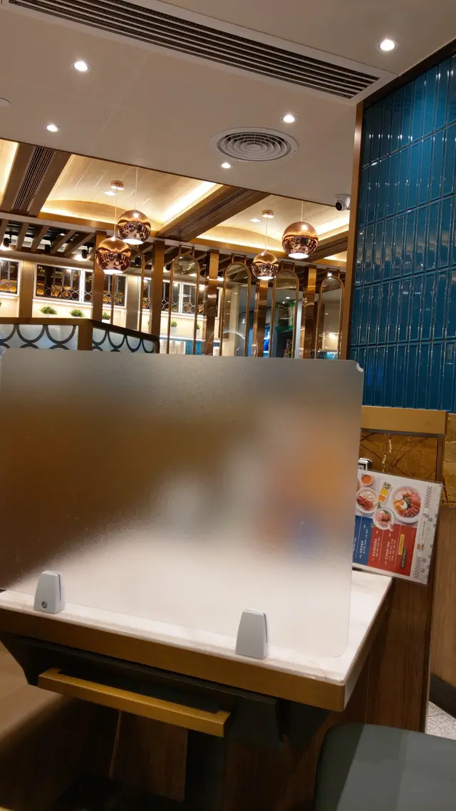 疫情下,店內餐桌上加上隔板,以保持社交距離