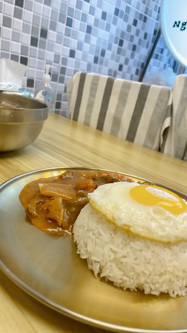 匈牙利汁滑牛飯加蛋