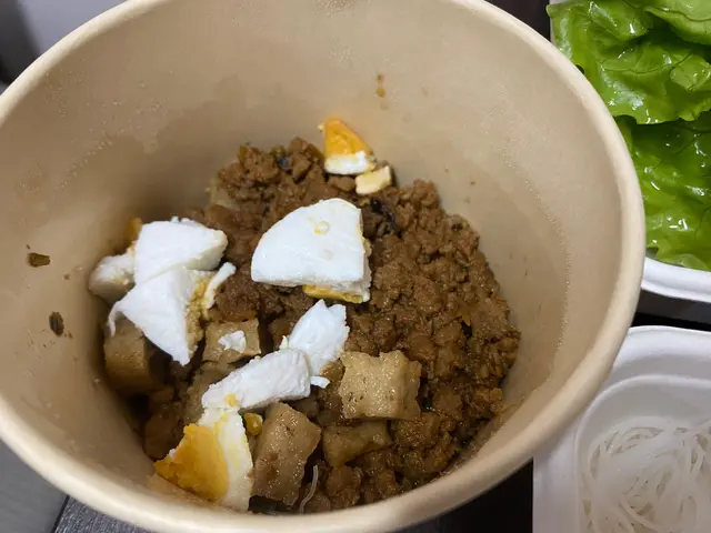 肉碎粉絲生菜包