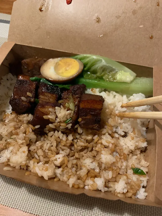 筷子插着的衣服地方就是硬得很的飯