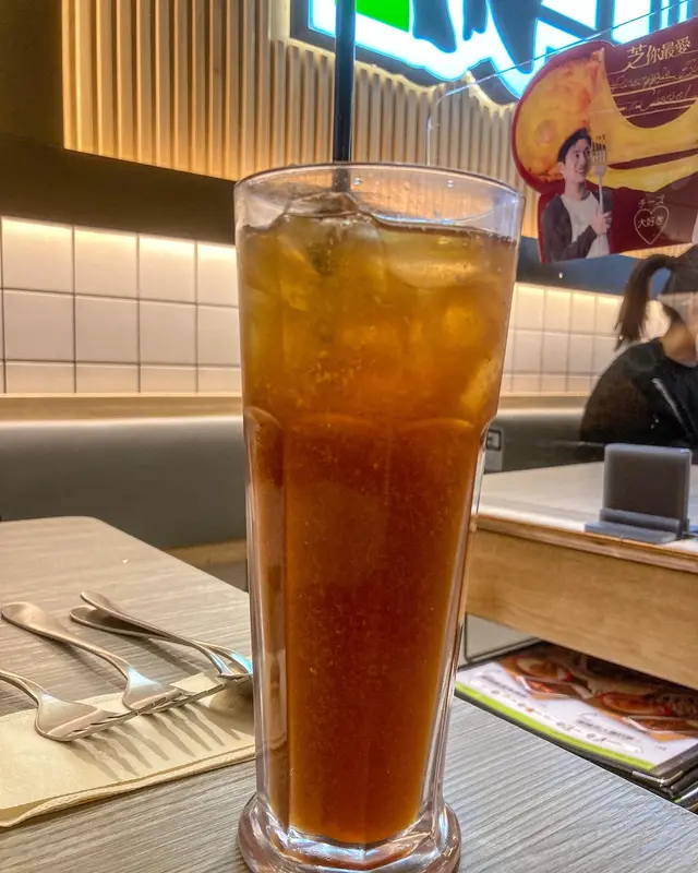 聽講呢到嘅凍檸茶係鎮店飲品?!
小編J就緊係唔執輸 叫黎飲下啦
原來佢嘅檸檬茶係無檸檬架🤣
雖然佢一早篤好左個檸檬 調好曬味
但又真係一D苦味都無 成杯凍檸茶仲要是冇核的😯
不過D檸檬果肉就仲係到
呢杯野飲對每次篤檸檬都篤到過曬火嘅小編J來說 真係一大發明呀~🥰