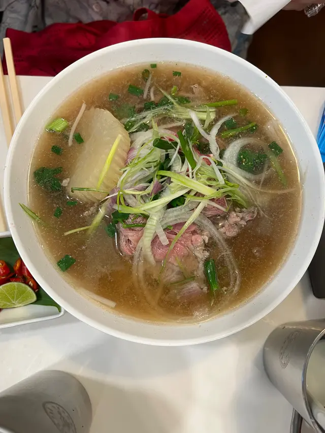 堅有生牛肉，湯底清而濃味。