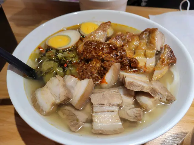 煎雞扒腩肉大碗麵