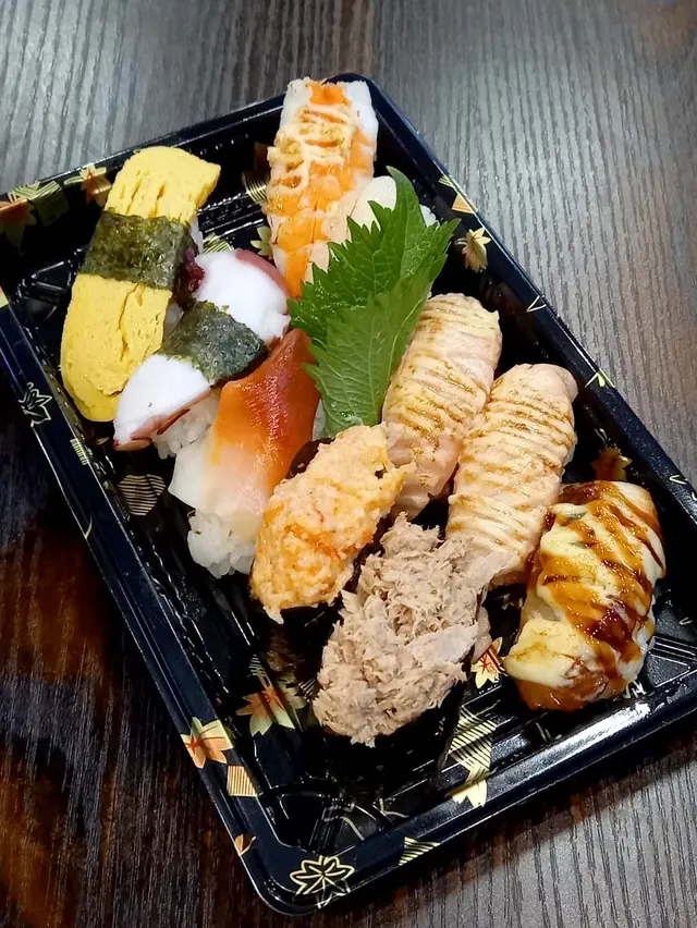 火炙三文魚腩 / 火炙左口魚邊 / 火炙三文魚 / 火炙鰻魚 / 火炙熟蝦 /北寄貝 / 八爪魚 / 龍蝦沙律 / 吞拿魚沙律 / 玉子