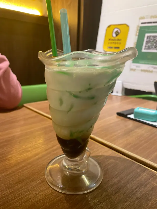 綠色粉條珍多，應該要爽滑清甜，但佢嘅質感咬到好粉，似咬緊蕃薯，主角唔太好食。可以少冰少甜就值得一讚。