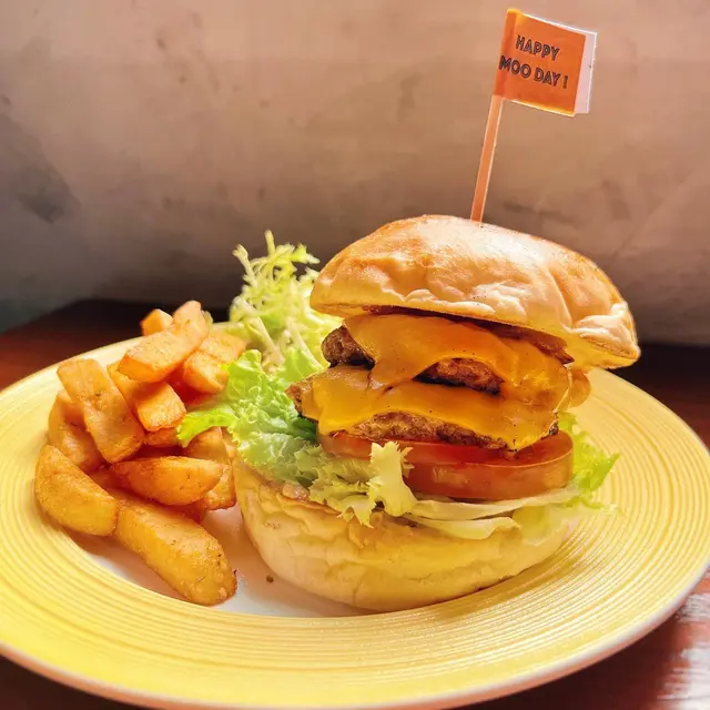 招牌雙重芝士牛肉漢堡配薯條