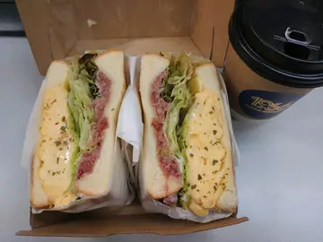 鹹牛肉滑蛋三文治