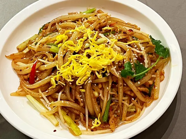  香辣肉絲炒銀針粉