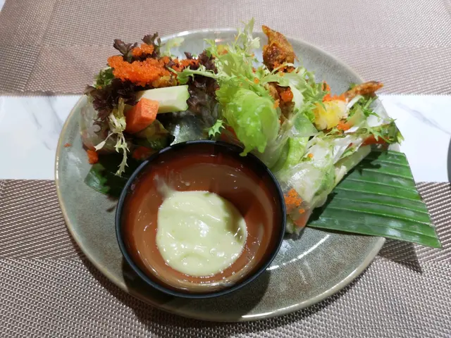 米紙卷薄滑,軟殼蟹炸得酥酥脆 ,配料豐富。