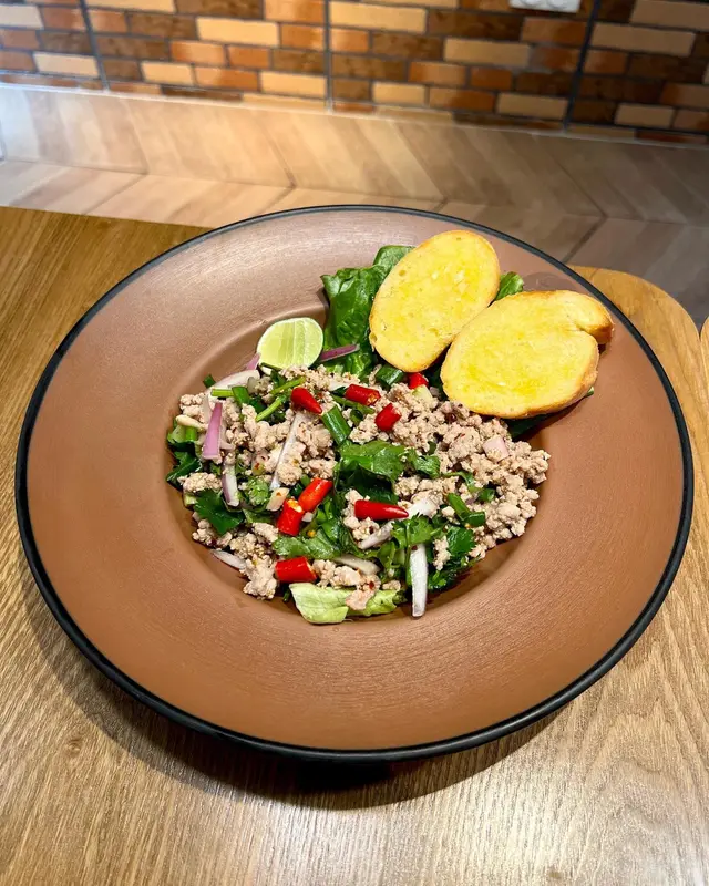 肉碎生菜包配蒜蓉包