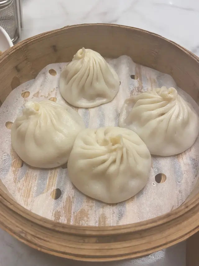 唔會好難夾起，可以好完整咁夾到你嘅碗入邊，唔會痴住張紙，湯汁亦好足夠，餡料味道正常