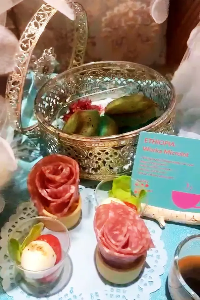 番茄水牛芝士  莎樂美腸奶酪餡餅    Tiffany Blue烤餅配玫瑰果醬