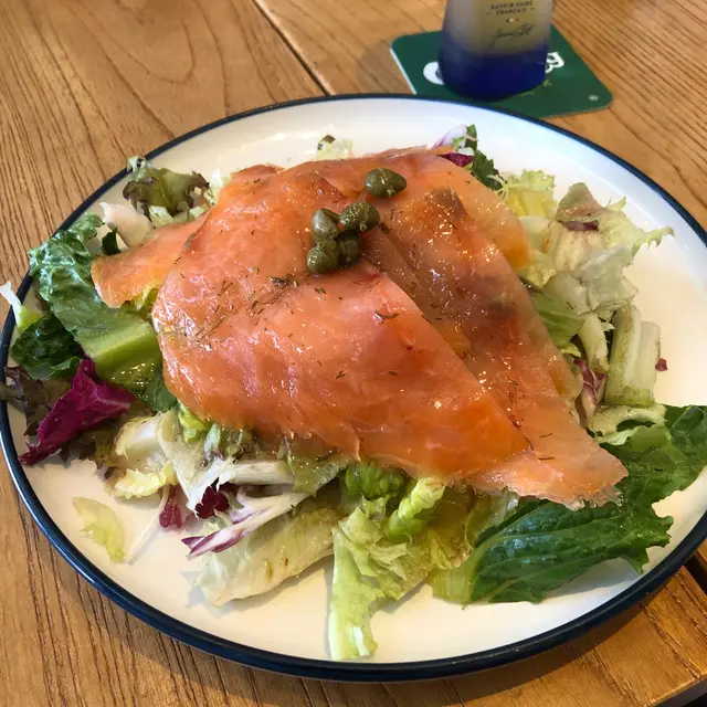 煙三文魚沙律配蜜糖刁草汁