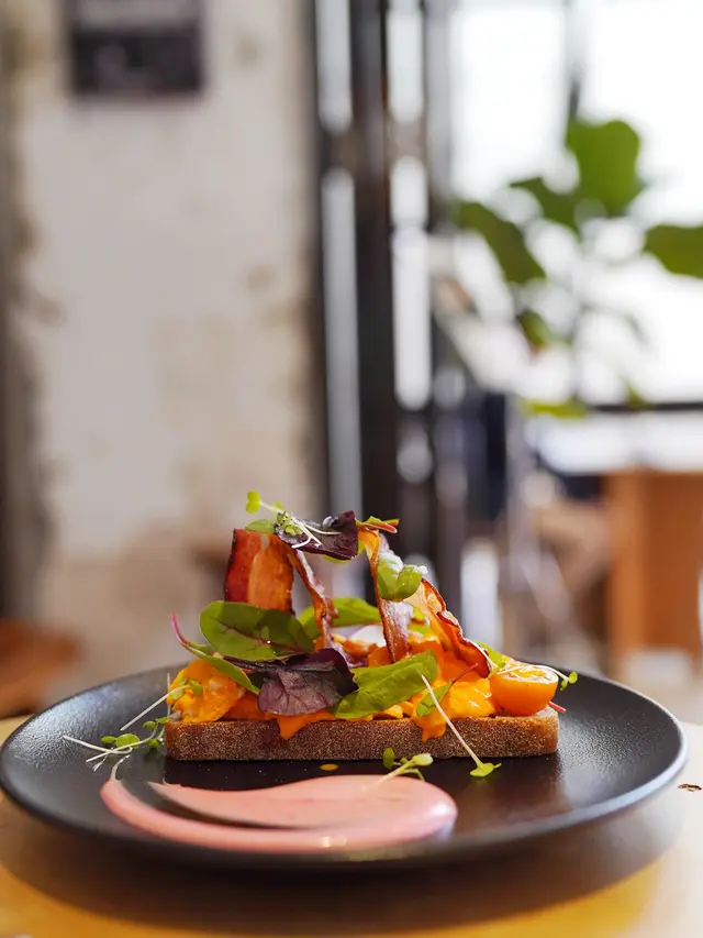 焗煙肉炒滑蛋天然酵母酸種麵包配自家製紅菜頭蛋黃醬