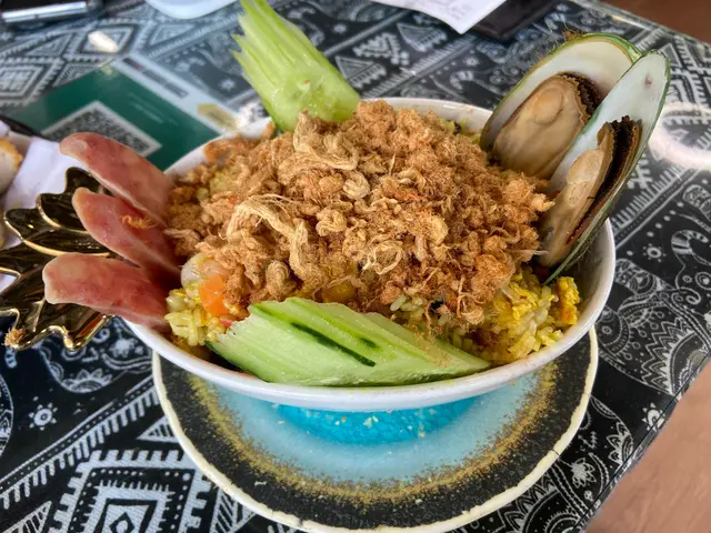 2人套餐既第三道餸，大大碟，滿滿既肉鬆鋪面，我同老公兩個人都食唔哂，不過我好鍾意佢加埋臘腸去炒，令個飯更香，仲加埋兩隻青口，令成個飯更有特色。
