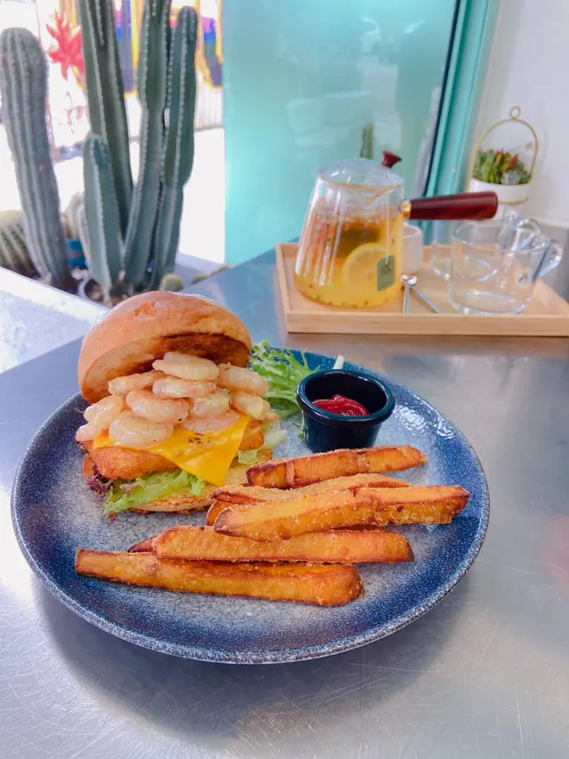 車打芝士薯餅蝦肉漢堡配芥末蛋黃伴番薯薯條