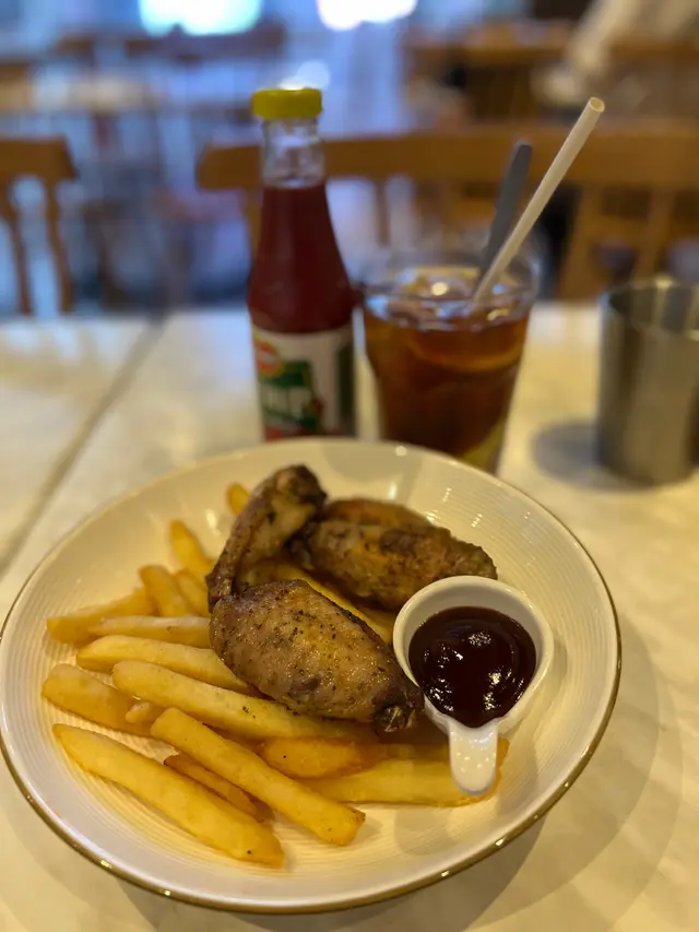 無激素雞翼配薯條及凍檸茶