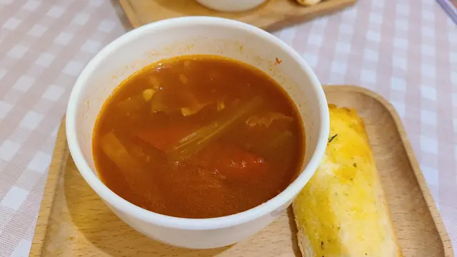 羅宋湯，牛油法包