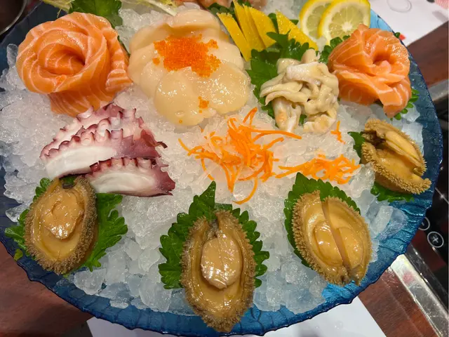 刺身盤上有每位一隻的熟鮑魚