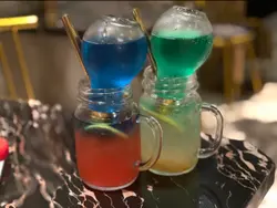 上枱时小编就觉得2️⃣杯饮品好靓🤩将两种口味同颜色设计好夹～所以相机饮先📸😆第1️⃣杯饮落口感清爽带小小酸甜～奇异果味唔会太突出反而同青瓜味夹得几好👍第2️⃣杯同样带出酸酸甜甜亦比起第1️⃣杯更突出～小编觉得甜味比较重～几适合唔钟意饮太甜既朋友去试～2️⃣款梳打做到酸酸甜甜都几开胃👍饭前一小口的确唔错