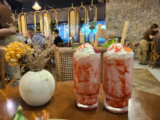 strawberry  avocado smoothie 