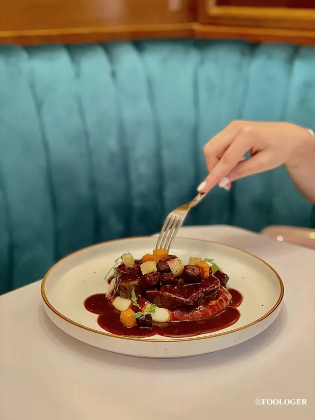 紅酒燴和牛面頰肉配烤根類蔬菜及薯蓉