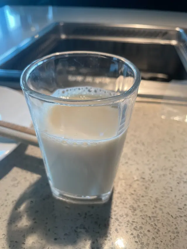 加配的餐飲豆漿，豆味的確濃郁，說是每日店內自家制，惟一可惜是稍有豆的油益味。