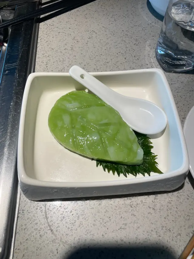 外形上是有驚喜的，估計是以菠菜汁混入墨魚膠中，再整理為葉的形狀。只可惜味道過於普通，不如外表的吸引。