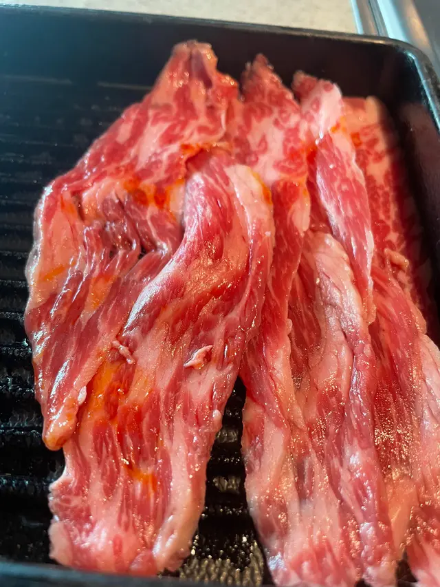 店內餐點比較貴的一樣，肉味是有的，可惜切法有差，效果就稍硬了，可惜呀，浪費了這麼好的食材。