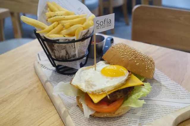 和風玉子芥末照燒牛肉漢堡配薯條