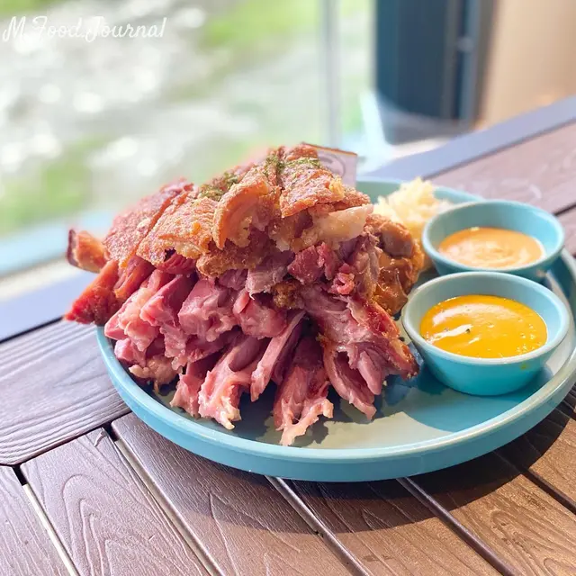 德國鹹豬手配酸菜及薯仔沙律