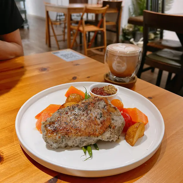 慢煮西班牙黑毛豬配自家製蘋果醬