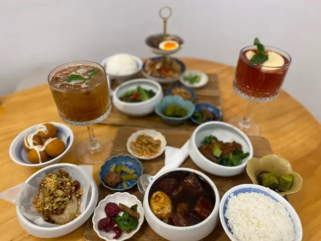 醬麴紅燒鍋肉配流心炸蛋🍳 再配滷肉青菜🥬 + 養生花雕鮑魚醉盤配燙青菜🥬