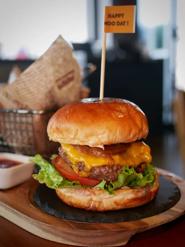 招牌雙重芝士牛肉漢堡配薯條