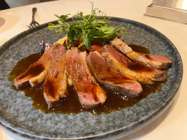 烤法國鴨胸配燒意大利青瓜及紅酒燒汁