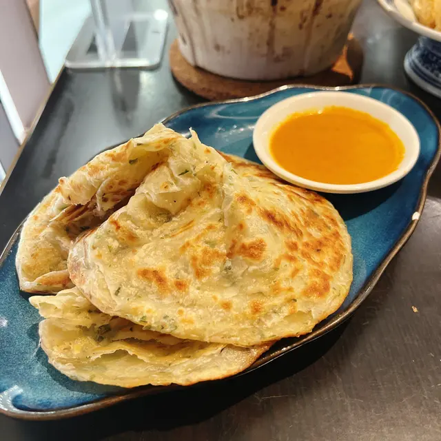 蔥油手拍酥餅配咖喱汁