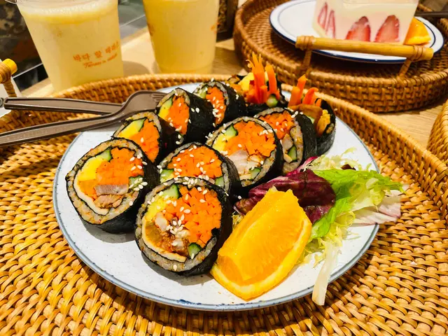 味道:🌕🌕🌕 價錢:🌕🌕🌕🌕 普通手卷咁 同正宗既味道差啲 唔多見有泡菜 得配菜個啲:好多既蘿蔔、黃瓜、青瓜、蛋 仲有豬肉幾鞋 食埋呢個都幾飽