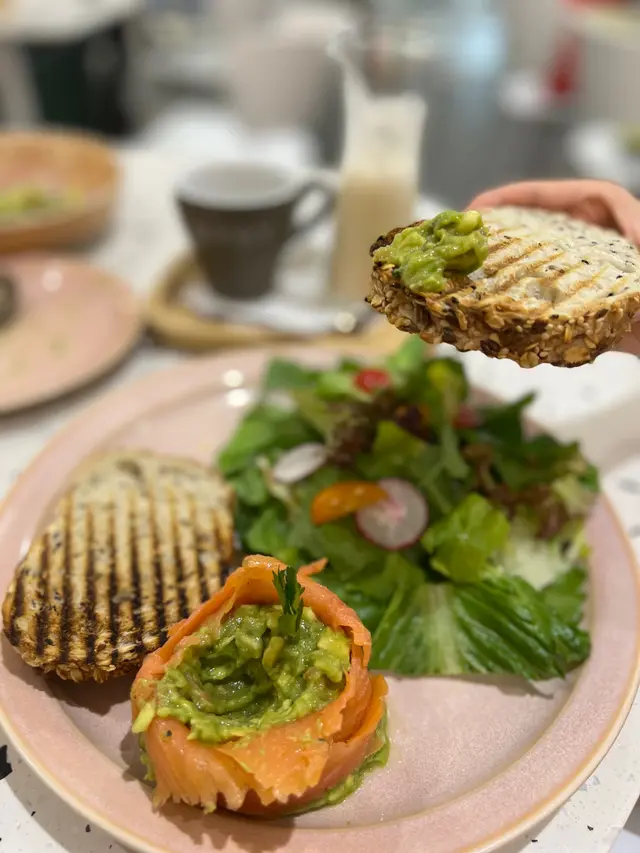 煙三文魚牛油果沙沙配沙律及多士