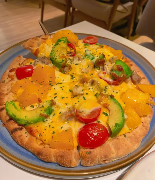 千島香芒牛油果雞肉薄餅