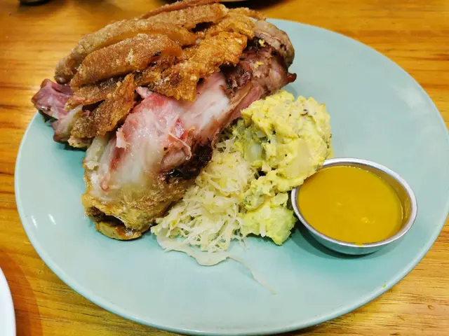 德國鹹豬手配酸菜及薯蓉沙律